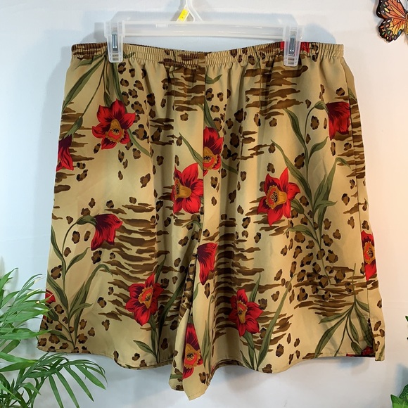 🇺🇸🇺🇸IN STYLE BROWN/RED FLOWERED SHORTS by Susan Graver🇺🇸🇺🇸 - Picture 2 of 4